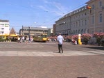 S-Bahn Karlsruhe: Ein- und Ausfahrt einer S-Bahn auf dem Marktplatz.