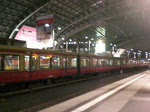 Die S-Bahnlinie 5 nach Strausberg bei der Ausfahrt aus dem Hauptbahnhof.