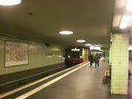 Die S-Bahnlinie 1 nach Waidmannslust im Bahnhof Unter den Linden.
