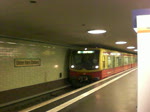 Die S-Bahnlinie 2 nach Bernau bei der Ausfahrt aus dem Bahnhof Unter den Linden.
