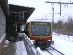 Eine S-Bahn der BR 481 in Richtung Erkner fhrt aus Rummelsburg aus.