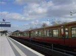 Ausfahrender S-Bahnzug der S-Bahn Berlin aus dem Bahnhof Charlottenburg (Richtung Zentrum).