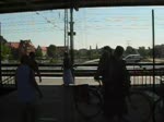 Eine Station mit der Ringbahn. Von Ostkreuz nach Treptower Park. Zeitweise sieht man durch die verspiegelte Fensterscheibe meine Kamera. 10.6.2007