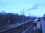 Eine ausfahrende S-Bahn und ein Bahndienstfahrzeug begegnen sich am 21.12.2008 in Berlin Karlshorst.