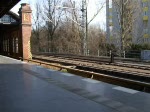 S-Bahnhof Bellevue: Vorbeifahrender ICE.