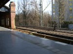 S-Bahnhof Bellevue: Vorbeifahrender ICE. Die Strecke fr den Fernverkehr luft direkt neben der Stadtbahn, sodass man als S-Bahnfahrer sehr oft die ICEs und Regionalzuege der Bahn zu Gesicht bekommt. Der noch gut erhaltene S-Bahnhof Bellevue liegt am gleichnamigen Sitz des Bundesprsidenten und ist noch gut erhalten mit seinen typischen S-Bahnbgen und Verzierungen.