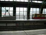 Eine S-Bahn in Richtung Spandau fhrt aus.