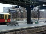 Die Panorama S-Bahn verlsst den S-Bahnhof Berlin Zoologischer Garten in Richtung S-Bahnhof Berlin Tiergarten.