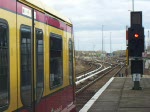 Warten auf den Rangierbefehl heißt es für den  Nicht Einsteigenzug  in Grünau.

am 20.03.09 