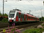 Bevor der 422 061 am 24. Juni 2011 Werbung für die Fußball-Weltmeisterschaft der Frauen machen kann, überholt ihn der RE 1 nach Aachen, der bereits aus sechs Wagen gebildet wird.