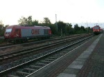 Links steht ER20(270080) von OHE Osthannoversche Eisenbahnen AG.daneben kommt 143 952-0 mit der S2 von Rostock Hbf.nach Warnemünde aus dem Bahnhof Rostock-Bramow gefahren.(29.08.09)