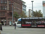 Auf diesem Video ist die Saarbahn in Saarbrcken am Hauptbahnhof zu sehen. Der Zug trgt seit einigen Wochen Werbung vom Media Markt. Das Video wurde am 18.09.2009 aufgenommen.