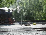 Whrend 99 6001 rangiert, fhrt 187 015 nach Harzgerode aus.Alexisbad 12.06.09.
