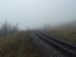 Am 29.10.2014 stellte ich mich trotz des nebligen Herbstwetters in der Einfahrt des Bahnhofs Brocken auf, eigentlich um zu fotografieren.Die hier herrschende Stimmung mit Nebel,den Geräuschen der bergauf fahrenden Dampflok bei dieser Wetterlage brachten mich dazu, auf den Videoaufnahmeknopf zu drücken. Zug 8920 mit 99 7232.  