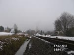 Am 17.02.2013, einem überaus grauen Februartag, gegen 14:44 Uhr bringt 99 1777 - 4   den planmäßigen Personenzug nach dem Halt in Friedewald Bad , wieder auf Touren.