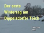 Ein Zug der Lößnitzgrundbahn überquert den Damm Dippelsdorfer Teich.