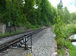 Am 30.05.2020 zieht 99 1715-4 einen Schmalspurzug aus dem Bahnhof Steinbach in Richtung Jöhstadt.