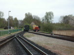  Achtung es hat Einfahrt der Rasende Roland .Per Muskelkraft durch den Zugleiter,der Zugfhrerin und etwas spter durch eine dritte Person wird dieser Reisezugwagen zu seinem Abstellplatz in Putbus