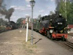Doppelausfahrt nach KO Jonsdorf (Zug links mit 99 731) und KO Oybin (Zug rechts mit 99 735) in Bertsdorf.