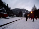 99731 kommt mit ihrem Zug in Oybin an. Aufgenommen am 30.12.07 gegen 16.45 Uhr im Bahnhof Oybin.