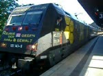 SIFA-Zwangsbremsung der 101 141! Die 101 141 fhrt gerade den EC 176 aus Prag nach AA (HH-Altona) als sie in ADF (HH-Dammtor) eine SIFA-Zwangsbremsung fabriziert. Der Grund: Die SIFA unter dem Seitenfenster hat geklemmt, als der tf am Fenster war und auf den Bahnhof geschaut hat. Video vom 06.08.2007