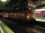 Ein Regionalzug mit 218er Sandwich verlsst den Hauptbahnhof Mnchen.