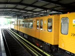 Die U2 nach Ruhleben bei der Ausfahrt aus den Bahnhof Nollendorfplatz.