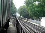 Einfahrt der Berliner U-Bahn U2 nach Pankow in den Bahnhof Berlin Nollendorfplatz.