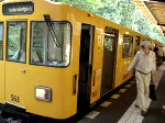 Die Berliner U-Bahn bei der Ausfahrt Oskar-Helene-Heim.