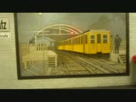 Nighttrain_einsnulleins. Fahrt mit der Berliner U-Bahn zwischen den Stationen Sophie-Charlotte-Platz und Kaiserdamm auf der Linie U2. Die Tunnelstrecke verluft hier unter dem Kaiserdamm und wurde schon am 29.Mrz 1908 eingeweiht. Die Stadt Charlottenburg war zur damaligen Zeit eine der reichsten Stdte im Land. Die Brger von Charlottenburg wehrten sich vehement gegen die  Topfguckerei , sprich Ausbau der Bahnstrecke als Hochbahnstrecke und erzwangen die Verlegung der Hochbahn nun zu einer echten Untergrundbahn. Kurz vor dem Erreichen der Station Kaiserdamm berquert die U-Bahntrasse, unter der 1906 von B.Schaed errichteten 87m langen und 50m breiten Kaiserdammbrcke hngend, die Stadtautobahn, Gleisanlagen der S-Bahn und der Fernbahn. Die Brcke steht unter Denkmalschutz. Die Fahrzeit wurde im Video um 15 Sekunden gekrzt.