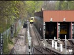 Linie U2, vom Bahnhof Ruhleben kommend, auf dem Weg nach Pankow, kurz vor dem Bahnhof Olympia-Stadion. Rechter Hand die Betriebswerkstatt Grunewald der BVG. Film:24.04.2013 