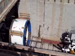 Blick über den Startschacht für die Tunnelbohrmaschine der Fa.Herrenknecht aus Baden-Württemberg, dem Weltmarktführer in der maschinellen Tunnelvortriebstechnik. Die Tunnelbohrmaschine wird derzeit in dem 20m tiefen Startschacht montiert. Sie wird im ersten Arbeitsgang einen Neubautunnel für die U-Bahnlinie U5 in Richtung Brandenburger Tor bohren. Der Startschacht befindet sich zwischen der Rathausbrücke und dem Roten Rathaus in Berlin-Mitte. Film:30.04.2013