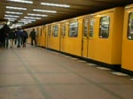 Die Typenvielfalt auf der U2 ist relativ groß. An diesem Tag hatte ich allerdings etwas Pech. Hier fährt ein Zug gerade aus dem Bahnhof Mohrenstraße aus. 18.3.2007