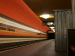Einfahrt einer U-Bahn der U7 in den Bahnhof Konstanzer Strasse.