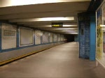 Einfahrt einer U-Bahn der Linie U4 in den Bahnhof Bayrischer Platz.
