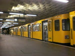 Die U-Bahnlinie 7 nach Rudow fhrt aus dem Bahnhof Blissestrae.