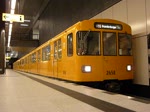 U-Bahn Einheit 2658 und eine weitere Einheit auf der Linie U55 zum Brandenburger Tor beim verlassen der Hst.Hauptbahnhof.
