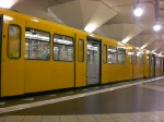 Die U-Bahnlinie 7 nach Rudow bei der Ausfahrt aus dem Bahnhof Rathaus Spandau.