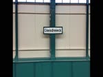 U-Bahnhof Gleisdreieck. Ein kurzer Blick auf die Ein- und Ausfahrten von U-Bahnen der Linie U2. Der U-Bahnhof Gleisdreieck liegt oberirdisch in Berlin Kreuzberg. Hier kreuzen die U-Bahnlinien U1 (Warschauer Straße <> Uhlandstraße) und U2 (Pankow <> Ruhleben. Blick vom unteren Bahnsteig in Richtung Osten auf Bauten des Potsdamer Platz im Hintergrund. Video:10.02.2018