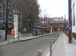 Ein GT6N rauscht vorbei - in Richtung S-Bahnhof Hackescher Markt.