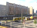 Eine Flexity-Tram erreicht Berlin Alexanderplatz.