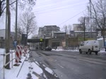 GT6N mit EuroEyes-Werbung durchfhrt die Karlshorster Bahnbrcke in der Treskowallee.