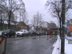KT4D qult sich durch den Stau in der Treskowallee.