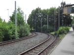 Wagen 2523 der DVB verlässt die Haltestelle Prohlis - Gleisschleife um zum Endhaltepunkt Mickten zu fahren.