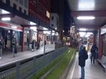 Nachtstimmung bei der Ankunft einer Straßenbahn in Köln (Haltestelle Heumarkt) am 28.