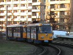 Leipzig: Ein Tatra-Zug fährt im Plattenbauviertel Grünau in die Haltestelle Jupiter Straße ein (in Richtung Innenstadt)