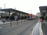 Der Media-Markt NGT8 1125 jetzt in anderer Richtung unterwegs. Anstatt nach wahren fhrt sie jetzt als Linie 10 nach Lnig, NGT8 1114 Casino auf der Linie 4/Gohlis/Landsberger Strae, Tatra Triebwagen 2164 auf der Linie 11E/Wahren und NGT8 11xx  Radio Leipzig 91 Punkt 3  auf der Linie 4/Sttteritz/Holzhuser Strae. Entschuldigt dieses Gerusch im Hintergrund, aber meine Oma hat wieder gehustet. Leipzig Hbf den 29.12.09 