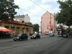 Leipzig: Auf der Karl-Liebknecht-Strae herrscht dichter Verkehr. Es begegnen sich NGT8, Tatras (mit Niederflurbeiwagen) und der LEO-liner