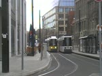 Eine Tram der Linie M6 am Bahnhof Hackescher Markt.