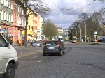 Eine Straenbahn der Linie M1 in der Berliner Strae in Pankow.